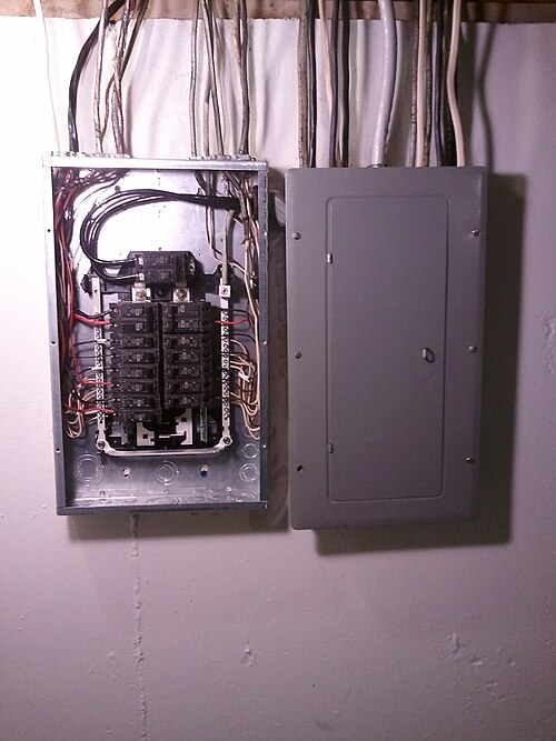 Panneau électrique et sous-panneau avec couvercle retiré du sous-panneau.