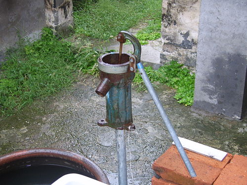 Une pompe à eau manuelle en Chine