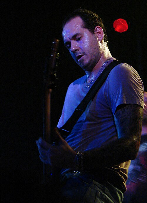 Homme jouant de la guitare basse