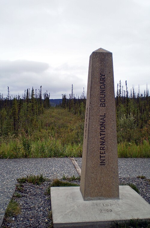 Vue, frontière Canada–États-Unis, autoroute de l'Alaska, depuis le bord de la route