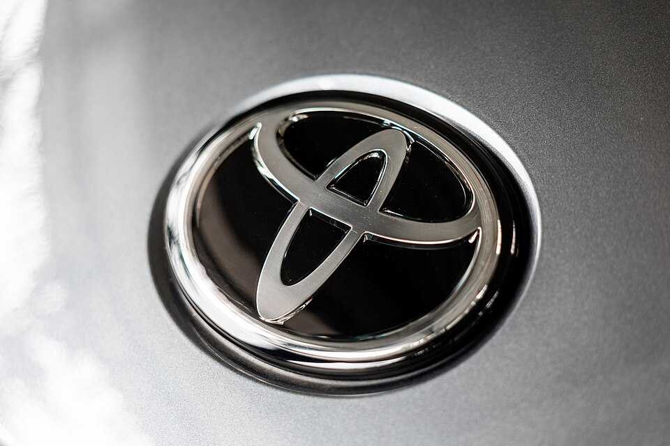 Logo Toyota contenant toutes les lettres du nom en alphabet latin.