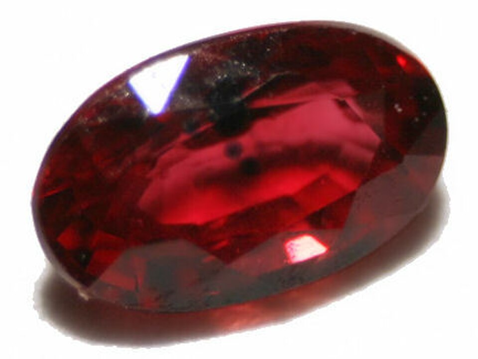 Rubis naturel avec inclusions