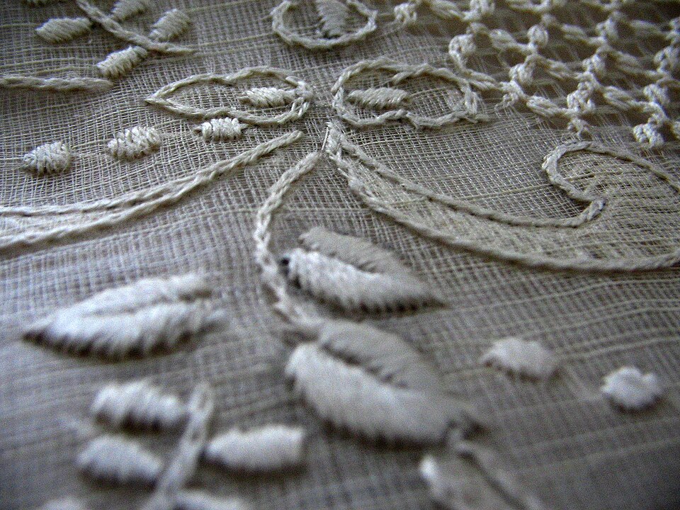 Gros plan d'un barong tagalog fabriqué en fibre de piña aux Philippines