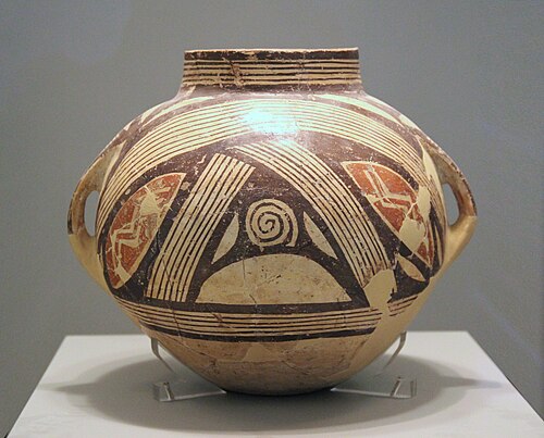 Vase en argile à décor polychrome, Dimini, Magnésie, Néolithique récent ou final (5300-3300 av. J.-C.). Céramique ; hauteur : 25 cm (93⁄4 po), diamètre au bord : 12 cm (43⁄4 po) ; Musée archéologique national (Athènes)