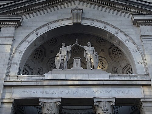 Au monument de l'amitié des peuples anglophones