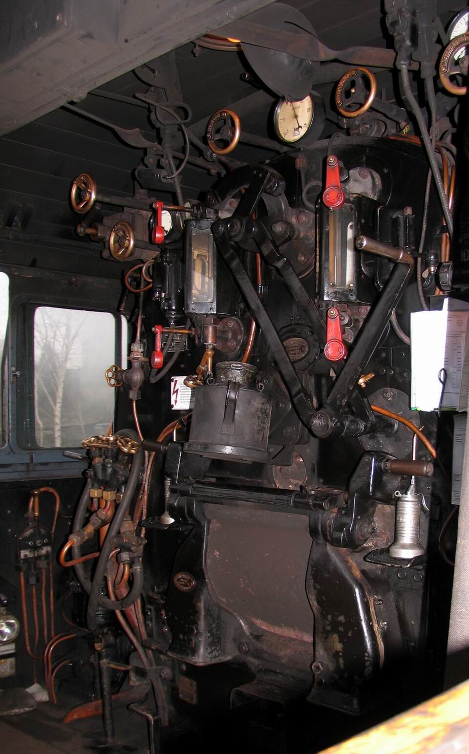 IHM historique dans la cabine de conduite d'une locomotive à vapeur allemande