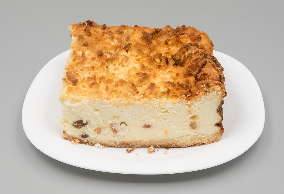 Gâteau au fromage polonais aux raisins (sernik)