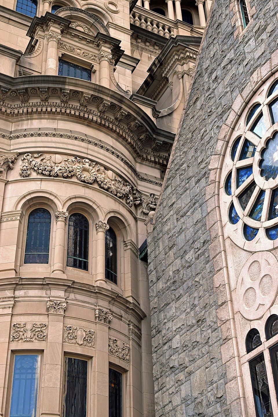 détail de l'église en pierre