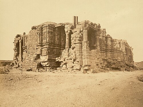 Le temple de Somnath au Gujarat a été détruit à plusieurs reprises par les armées islamiques et reconstruit par les hindous. Il a été détruit par l'armée du sultanat de Delhi en 1299 après J.-C.[72]. Le temple actuel a été reconstruit dans le style chalukyan de l'architecture des temples hindous et achevé en mai 1951.[73][74]