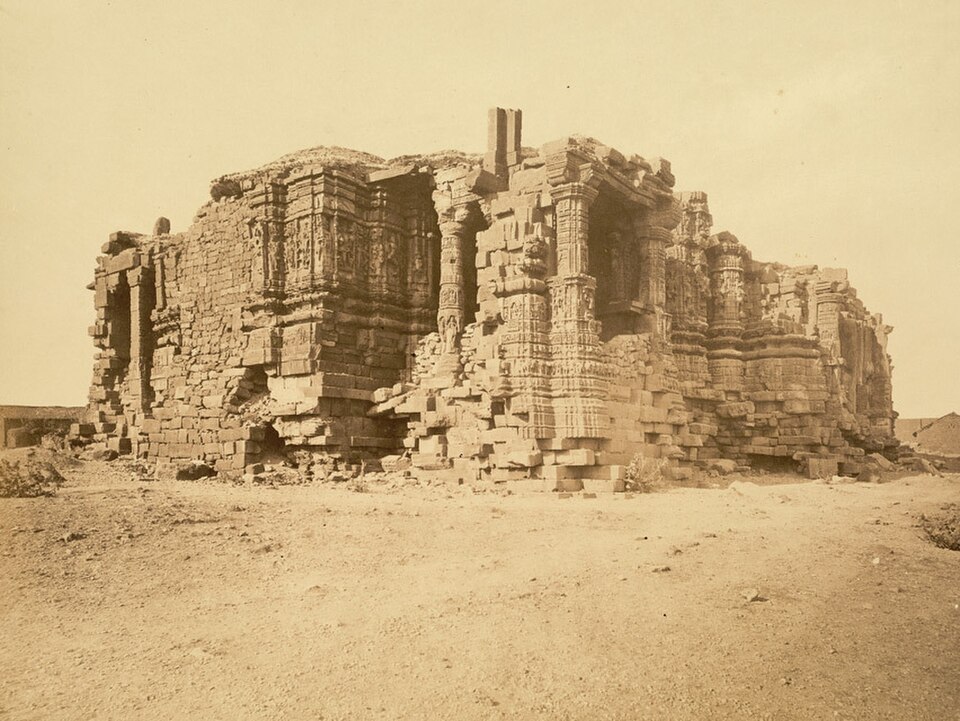 Le temple de Somnath, au Gujarat, a été détruit et reconstruit à plusieurs reprises. Il est ici représenté en 1869, après avoir été ravagé sur ordre d'Aurangzeb en 1665. Ces ruines furent démolies et le temple reconstruit dans les années 1950.