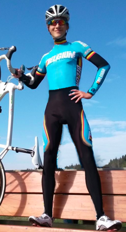 Un cycliste sur route portant des vêtements de compression