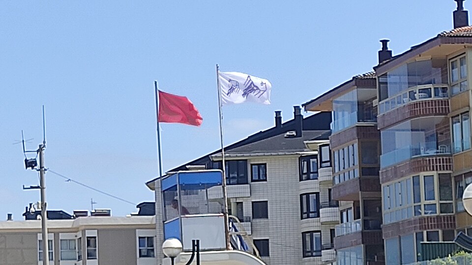 Un drapeau sur la plage de Zarautz alertant de la présence de méduses dans l'eau