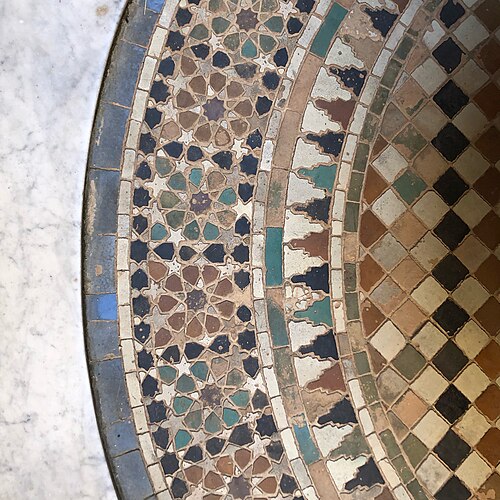 Dallage en zellij autour de la fontaine de la Medersa Al-Attarine à Fès