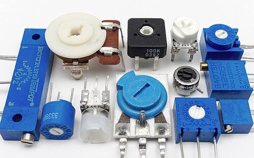 Un assortiment de petits potentiomètres traversants conçus pour être montés sur des circuits imprimés.