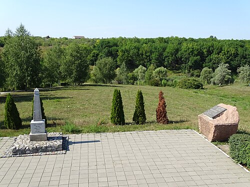 Monument soviétique original (à gauche) avec le lieu du massacre, Drobytsky Yar