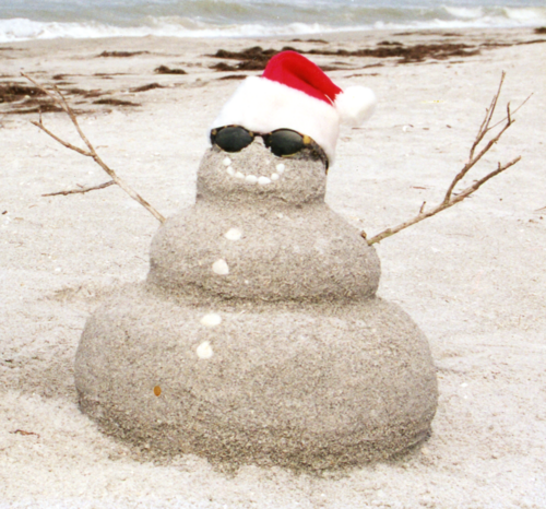 Un « bonhomme de sable » construit à partir de sable mouillé sur la plage d'Indian Rocks, en Floride.