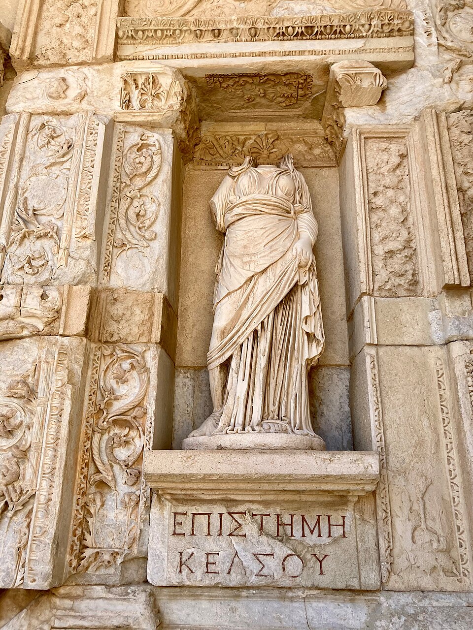 Statue d'Épistémè, personnification grecque du savoir dans la bibliothèque de Celse