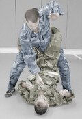 Bien que la garde soit généralement considérée comme une position avantageuse en grappling pur, les coups de poing peuvent être très efficaces depuis le dessus.
