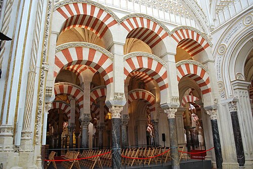 Arcs à deux niveaux dans la mosquée-cathédrale de Cordoue (islamique)