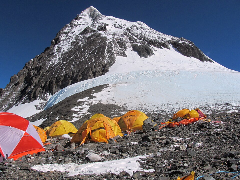 Le col Sud du mont Everest, à 7 906 m (25 938 pieds), est le point de départ supérieur pour les tentatives d'ascension de son sommet.