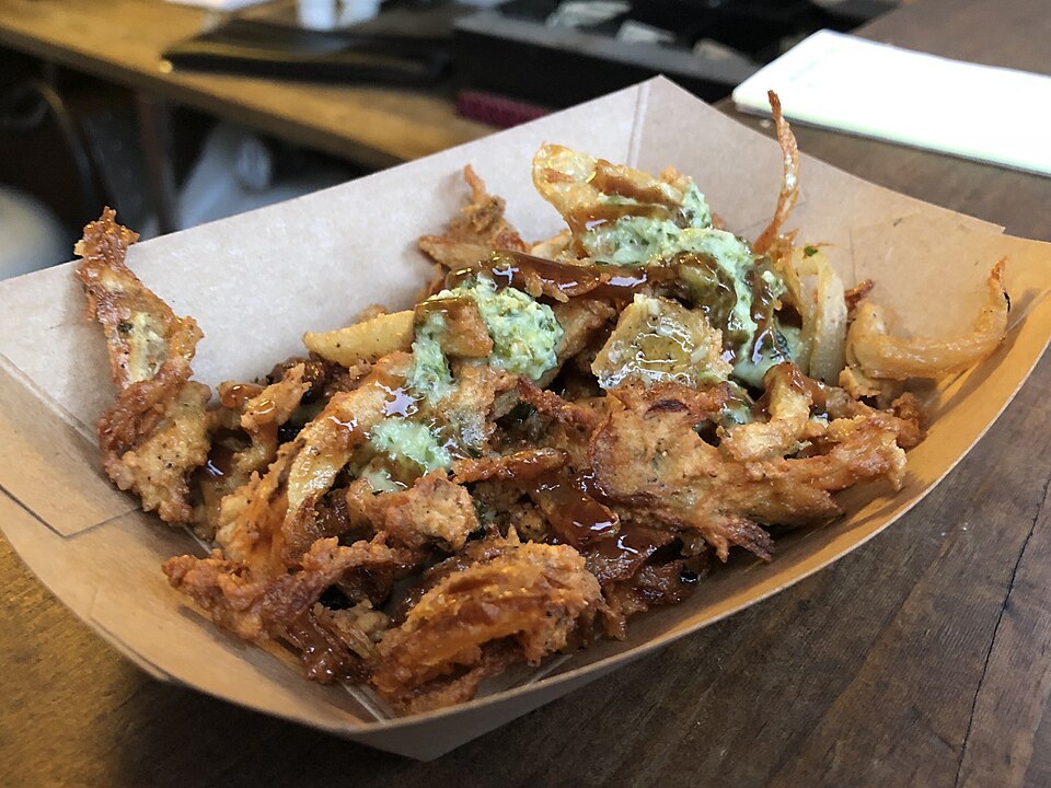 Pakoras à l'oignon servis avec du chutney à la menthe