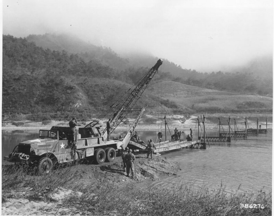 Installation de la voie ferrée à l'aide d'une grue montée sur camion