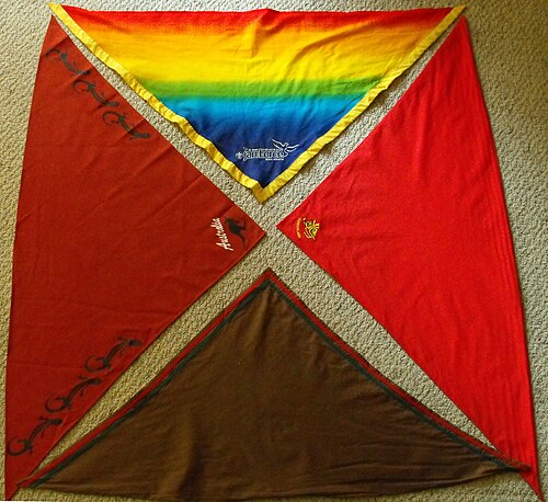 Quatre écharpes scoutes (dans le sens des aiguilles d'une montre à partir du haut) : l'écharpe du 21e Jamboree Scout Mondial, une écharpe du Gang Show du Cumberland Gang Show, l'écharpe de troupe et de groupe du 1er groupe scout de Cherrybrook et l'écharpe nationale de l'Australie