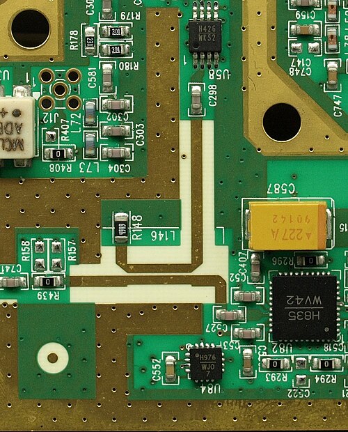 Coupleur directionnel microstrip sur la sortie d'un oscillateur local sur un PCB d'analyseur de spectre.