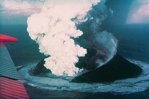 Le volcan Surtsey est entré en éruption 13 jours après sa sortie d'eau. Un anneau de tuf entoure l'évent.