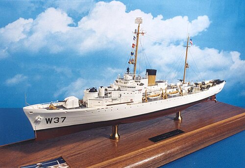 Maquette complète du Revell USCGC Taney (WHEC-37). Initialement commercialisée en 1956, elle figurait parmi les premières maquettes de navires en plastique moulé par injection.