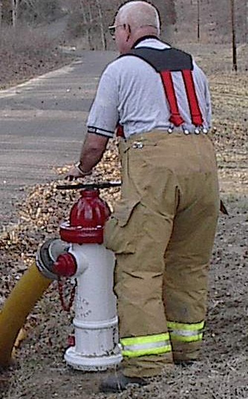 Un pompier utilise une bouche d'incendie