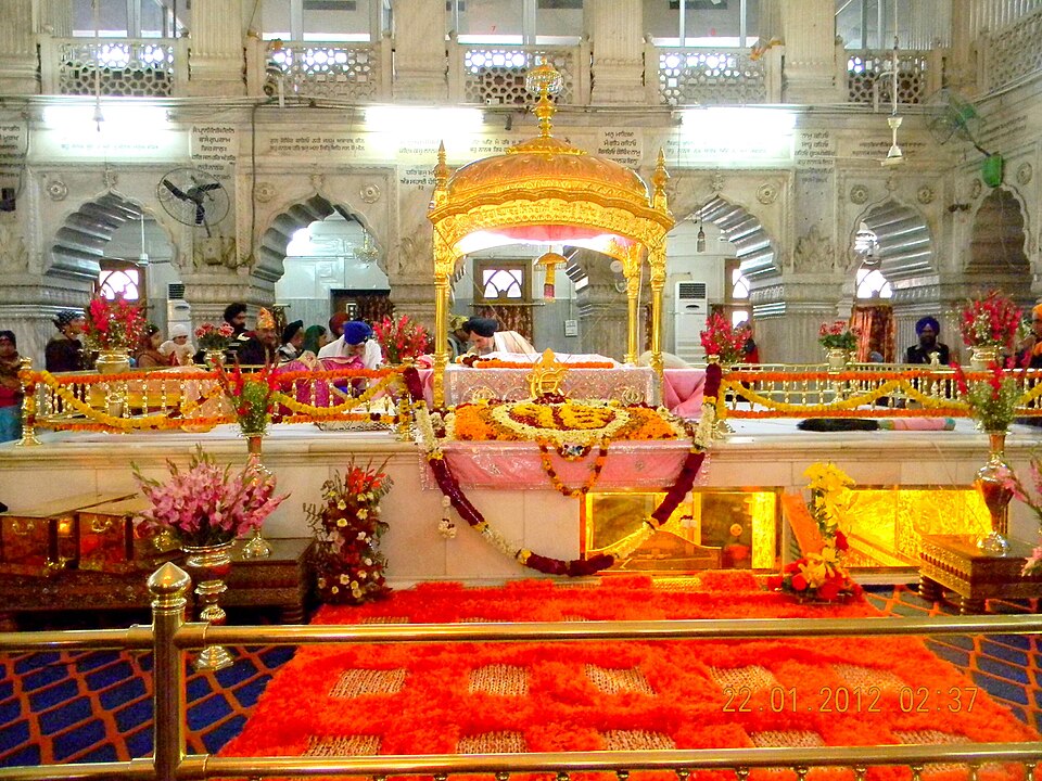 La salle de prière du Sikh Gurudwara Sis Ganj Sahib à Chandni Chowk, Old Delhi, datant de 1783