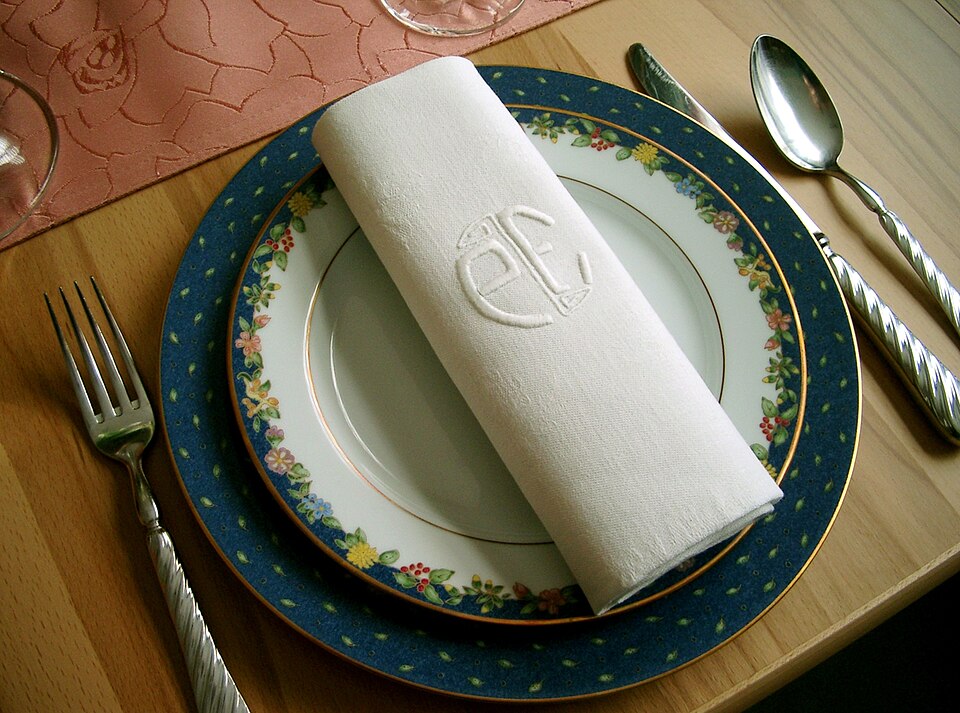 Serviette avec monogramme brodé