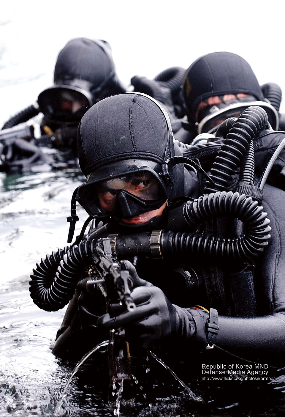 Des membres de la flottille de guerre spéciale de la marine de la République de Corée lors d'un exercice d'infiltration