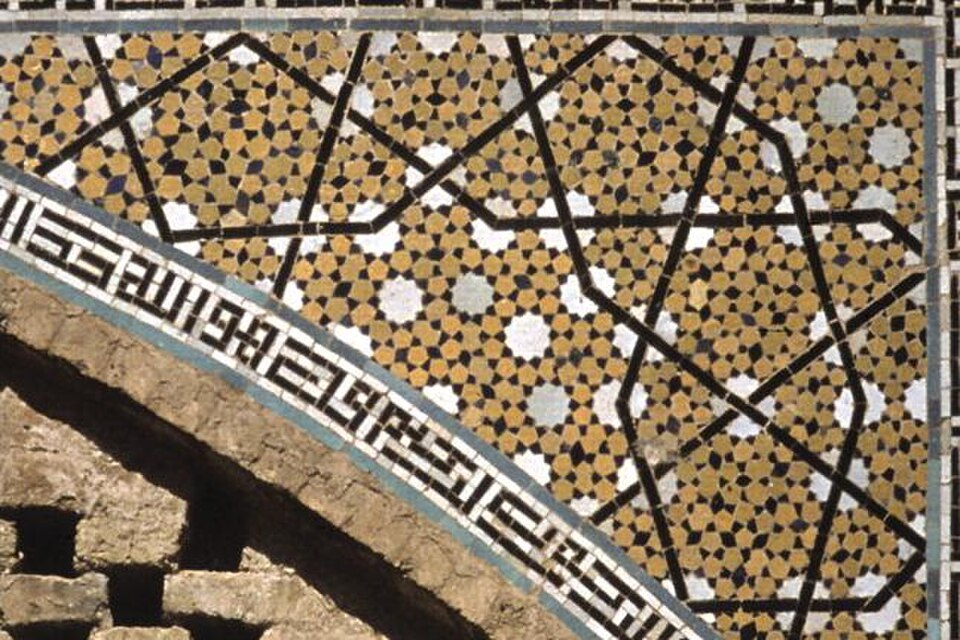 Carreaux Girih à motif décagonal sur un écoinçon du sanctuaire Darb-e Imam