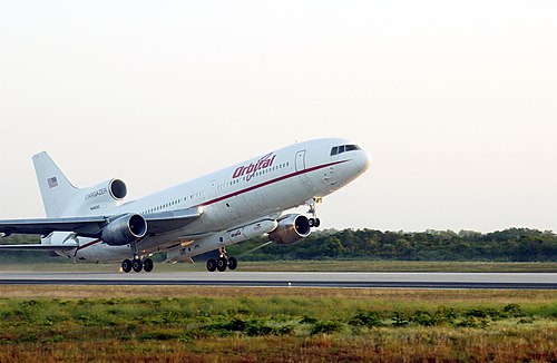 Le décollage du L-1011 Stargazer avec le GALEX attaché sous le ventre