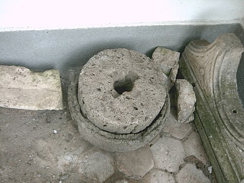 Moulin à main romain avec cale supérieure pour centrer la meule