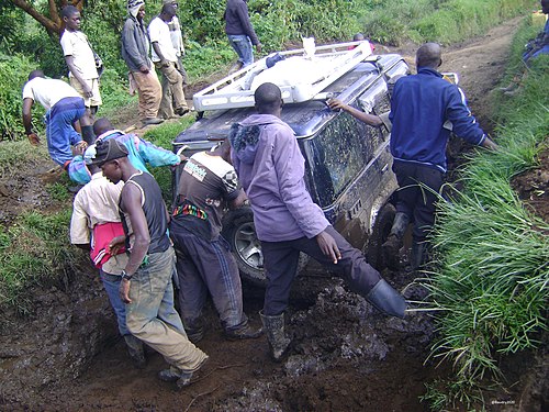 Véhicule dans la boue après de fortes pluies (République démocratique du Congo)