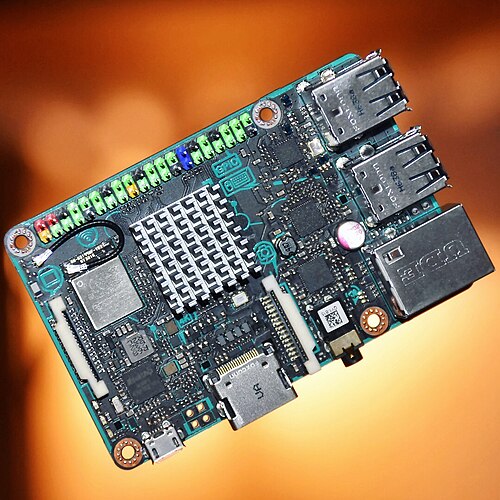 GPIO à code couleur (en haut) sur une carte Asus Tinker