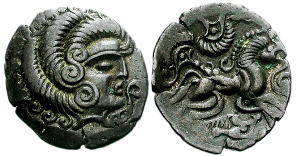 Gaule, pièce de monnaie curiosolite représentant une tête stylisée et un cheval (vers 100 – vers 150 av. J.-C.)