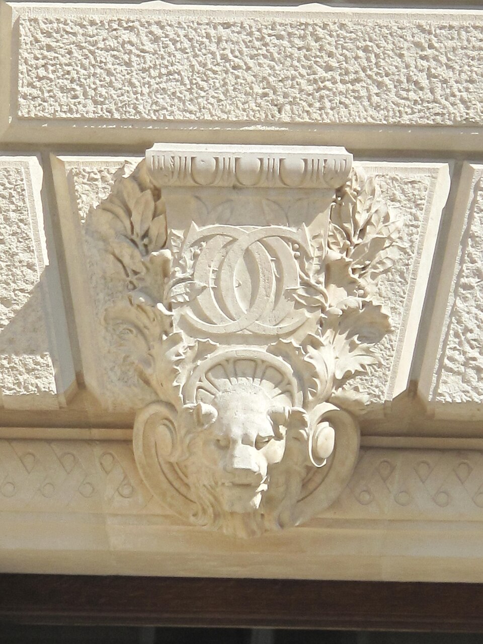 Monogramme Beaux-Arts du Théâtre de l'Opéra-Comique, Paris, conçu par Louis Bernier, 1893-1898