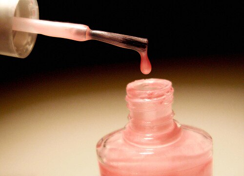 Les produits ménagers courants, comme le vernis à ongles, contiennent des solvants qui peuvent être concentrés et inhalés d'une manière non prévue par le fabricant, ce qui peut provoquer une intoxication. Une mauvaise utilisation de ces produits peut être nocive, voire mortelle.