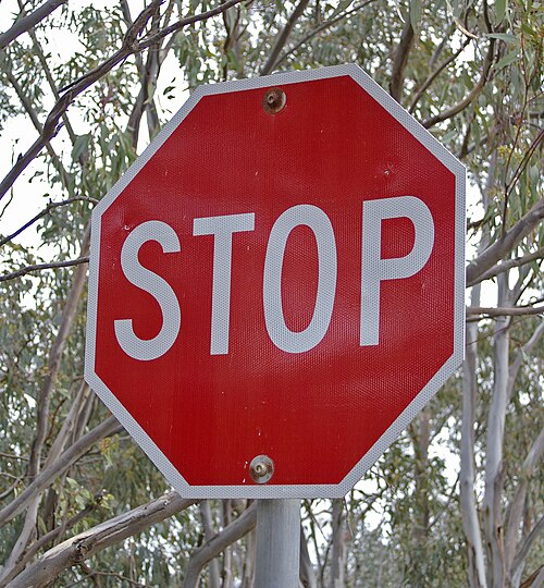Panneau d'arrêt en Australie.