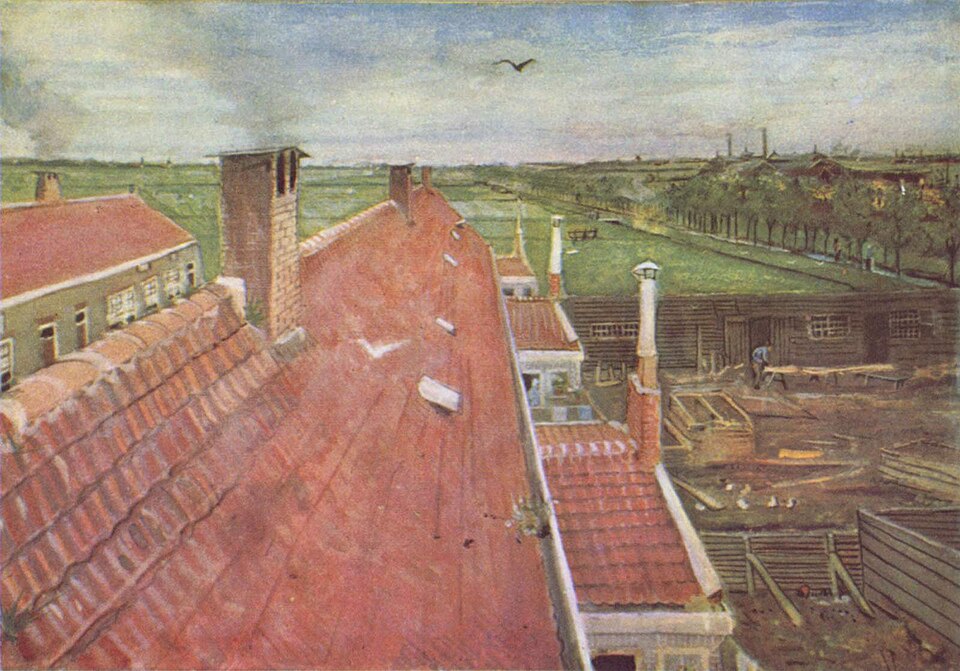 Vue depuis une fenêtre sur des toits rouge pâle. Un oiseau vole dans le ciel bleu ; au loin, des champs s’étendent et, à droite, on aperçoit la ville et d’autres bâtiments. À l’horizon, des cheminées se dessinent.