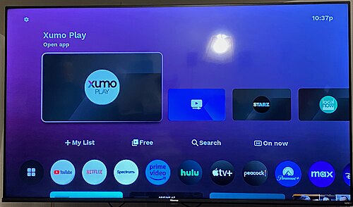 Un téléviseur Xumo fabriqué par Hisense, démontrant l'interface utilisateur « Entertainment OS » à utiliser par les appareils compatibles Xumo