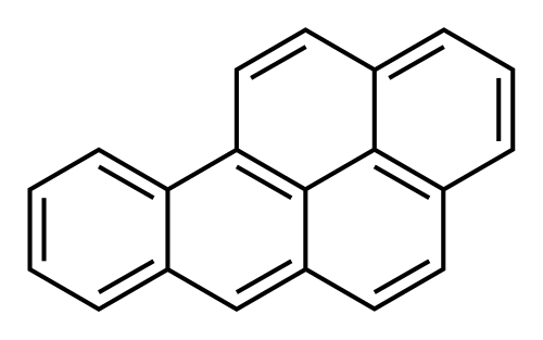 Le benzo[a]pyrène, un composé pentacyclique à la fois naturel et artificiel, et des électrons π délocalisés représentés par des liaisons discrètes (aromatiques).