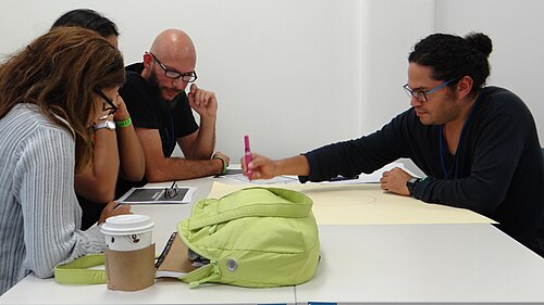 Un groupe d'écrivains se réunit à un bureau pour collaborer