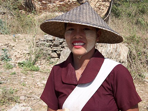 Chapeau asiatique conique au Myanmar