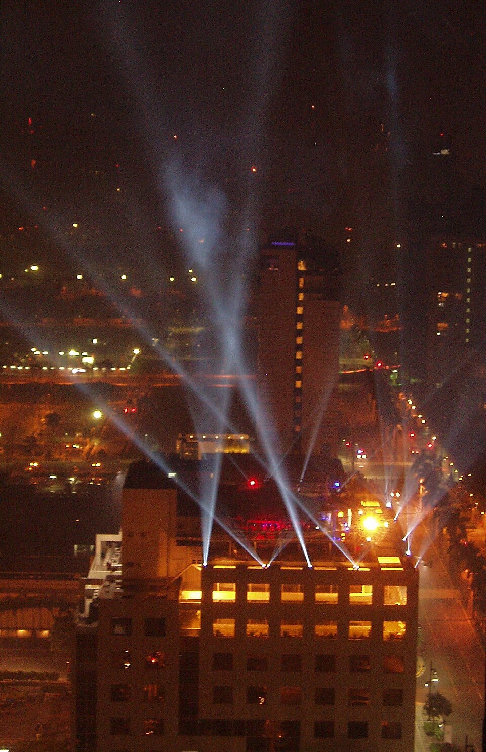 Projecteurs pour le réveillon du Nouvel An 2012 à Bonifacio Global City, Philippines