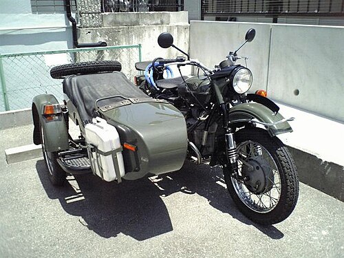 Une moto Ural avec un side-car
